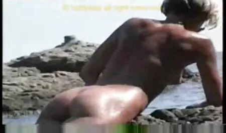 Prvo je lizao njezinu pičku, a zatim je tamo filmeporno cu araboaice ubacio njegov kurac