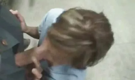 Mužjak je plavuše doveo u filmeporno hamster bogate stanove i jebao je na kauču
