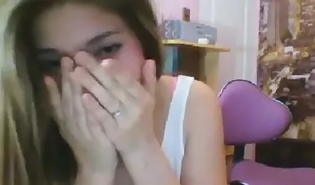 Pod maskom plave čarape manikura je imala filmeporno hd šarmantan lik i seksi izgled