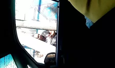 Vruća filmeporno video španjolska djevojka u tetovažama jebe se s muškarcem