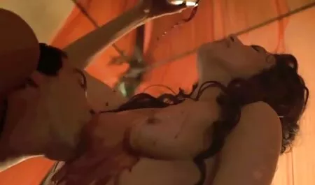 Izbor ležernih kuja koje filmeporno hamster sjede u kupaonici masturbiraju svoje pičke i pišu