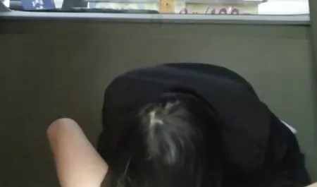 Vruća djevojka filmeporno xxxl skida odjeću i jebe se