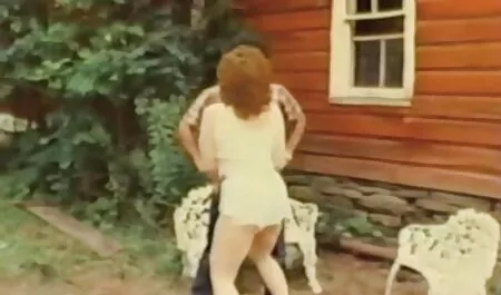 Ljepotica filme porno cu casting s ružičastom kosom usisava pijetao napaljenom muškarcu