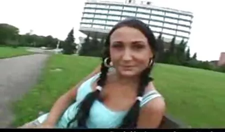 Kuja u mrežnim čarapama filmeporno xxxl radi prste u svojoj pički