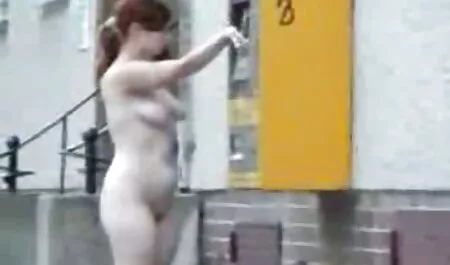 Prilična maca nikada ne štedi svoje čari radi slatkog seksa i rado izlaže mokri jastuk ispod moćnog muškog filme porno grati trupa