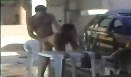 Sjedeći u dvorištu kuće na debelom viloru, seksi brineta jaše u strastvenom filmeporno grati zanosu