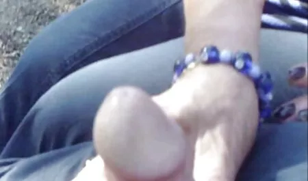 Dvije napuhane bodybuilderske plavuše opsjedale su mladog muškarca, jedna je sjela na lice, a druga na njegov debeli penis i jebala frajera filmeporno hd