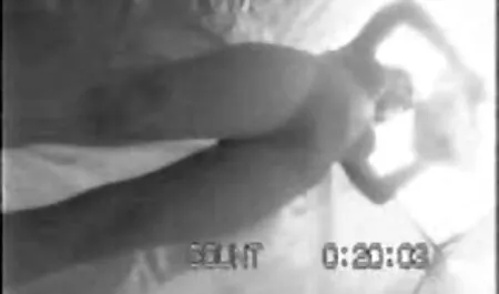 Dvije plavuše lizale su se pičkice kraj filme porno grati bazena, ali potom su skrenule pozornost na člana