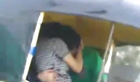 Zapanjujuća brineta filme porno grati kaplje mlijeko na pičku