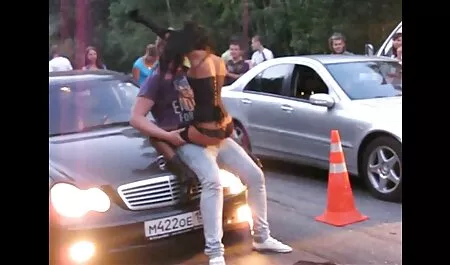 Mlade djevojke na pijanom zabavi u klubu bacile su se na prekrasno golo tijelo striptizete i počele željno sisati svoj kurac i potpuno se lizale, nakon filme porno cu casting čega je muškarac pojebao svaku kuju!