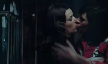 Crnka s filmeporno hamster velikim grudima vozi kurac