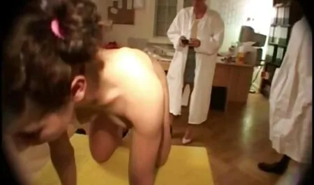 Ne pitajući filmeporno cu mame vitrege za dopuštenje, uhvatio ju je za glavu usnama i počeo sisati, i uživajući u blowjob, potpuno osakatio svoju pacijenticu