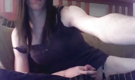 Seksi djevojka s obrijanom pičkom jebe se film porno in 3 s muškarcem