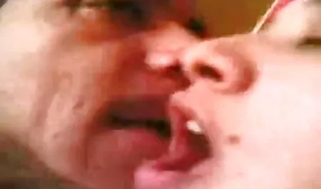 Romantična večera sa seksi plavušom, čašom šampanjca i seksom na filmeporno video stolu