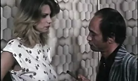 Odrasli ujak došao je kući i ne filmeporno gratis cu mature puštajući svoju mladu ženu da ustane iz kreveta, lizao joj je pičku. Kad se djevojka namočila, skinuo se i zabio svoj masni penis u njezin prorez