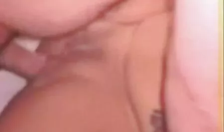 Bitch filmeporno amatori je svog dečka usrećio dovodeći djevojku velike sise
