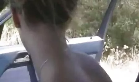 Prekrasna brineta s tijesnom filmeporno video guzom i malim sisama usisava klinac