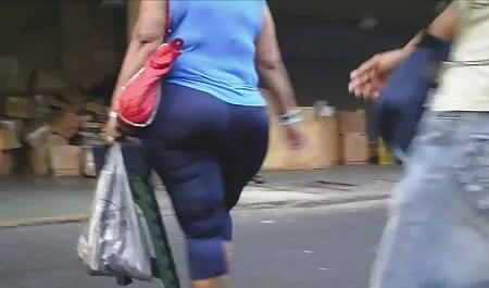 Ćelavi đak dugo neće mučiti spektakularnu brinetu i mučiti se masturbacijom, on filme porno italiana samo čeka da joj zasiti požudnu pičku