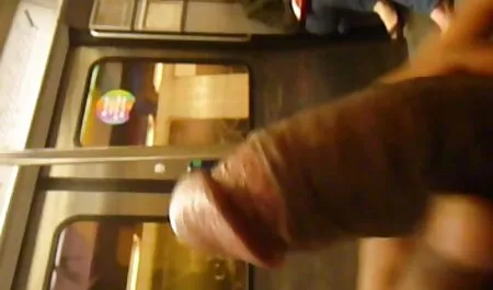 Tip nije mogao odoljeti djevojci koja je uprizorila demonstraciju raskošnog donjeg rublja, izvadi kurac kako bi milovao filme porno torent njezinu pičku, djevojke su ga vodile do seksa