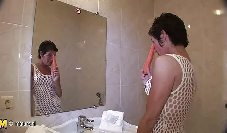 Prsata domaćica zarađuje za život filmeporno xx glumom u porno filmovima, usput kad kučka nije loša