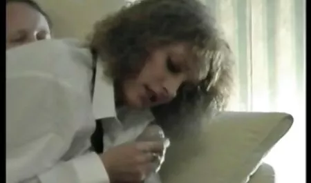 Mlada studentica Scarlett filmeporno grati zavela je crnca i jebe se