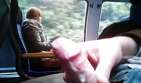 Prsata Azijatkinja s debelim usnama prska u kadi, ona okreće filmemporno momka toliko da stavi svoj snažni penis na usta i kuja ga počne sisati bez oklijevanja.