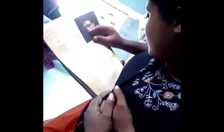 Dečko jebe dva film porno in 3 psećeg stila na kauču