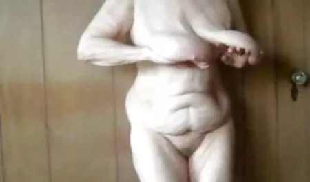 Polako i filme porno con seksi, kao mačkica, Asa Akira klizi po podu