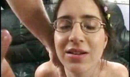 Horny babe pritisne momka glavu na njezinu pičku filme porno n