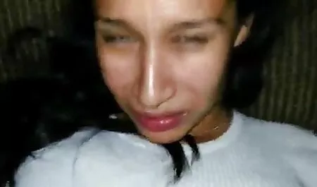 Mlada studentska djevica u kratkim hlačama ispred web filmeporno video kamere jebe djevojku