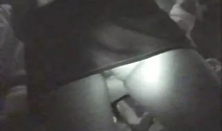 Dvije seksi brinete filmeporno cu travestiti usisavaju kurac u toalet za vrućeg momka