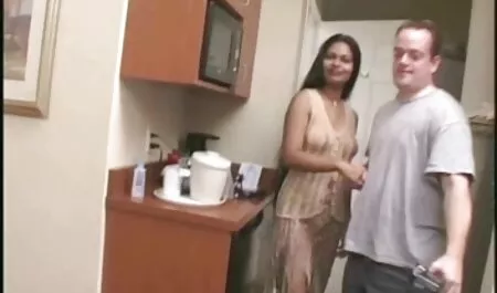 Lijepa žena u prozirnom donjem rublju izgleda vrlo atraktivno, podmazuje svoje ukusno dupe uljem, film porno in 3 što analni ukus čini