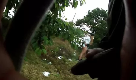 Mlada mama šeta oko kuće u erotskoj odjeći, a zatim joj uđe crnac koji, vidjevši ovu sočnu kuju, izvadi debeli penis i gurne kurvu filmeporno gratis cu mature u usta
