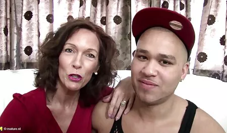 Mlada mršava brineta uzima ogroman filmeporno video crni penis u mokru pičku
