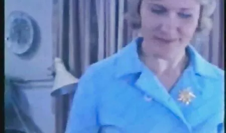 Mlada plavokosa film porno in 3 djevojka miluje svoju dlakavu pičku