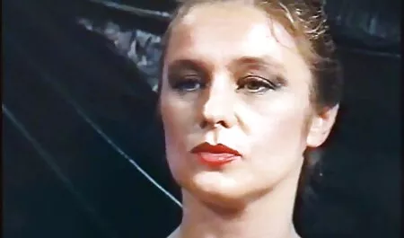 Prekrasna djevojka sisa člana klijenta zbog cool filmeporno cu mame vitrege glazbe