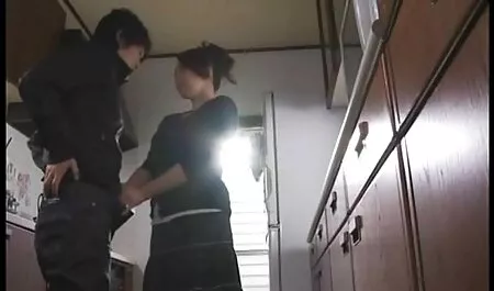 Dvije filmeporno gratis prsate drolje poljube se u krevet, a mladi muškarac ih liže