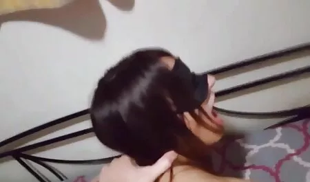 Bitch širom filme porno grati otvori usta i čeka toplu spermu
