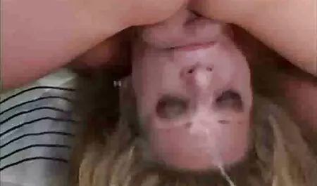 Dvije mlade lezbijke, vezane filme porno italiana i položene na krevet, treća je nevina djevojka. Lizali su joj međunožje, drhtavši od uzbuđenja papile