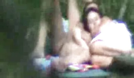 Jedna ruska brineta u troje jebe se na filme porno 10 pomolu