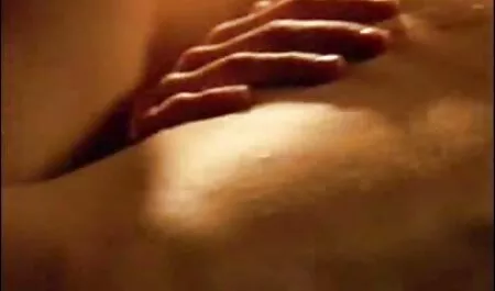 Čovjek ima tako rastopljenu, nezasitnu ženu da mora zvati pomoć da zadovolji svoju nezasitnu požudu filmeporno sex