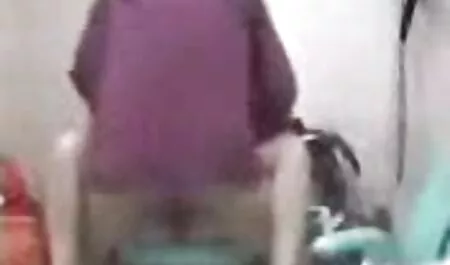 Ova dugonoga ljepotica filmeporno onlain s prilično malim grudima obožava kada se zajebava s velikim penisom u svojoj obrijanoj pički, isprobava različite poze i slatko se oplakuje
