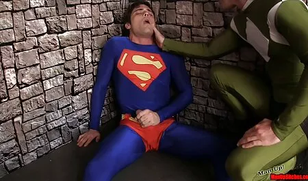 Mlada mršava brineta boluje u analnom seksu filmeporno xx s lijepim momkom