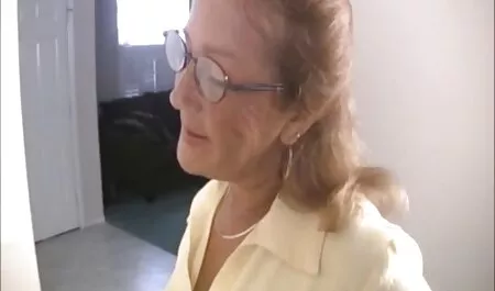 Brineta kuja filmeporno gratis cu mature masturbira u kupaonici