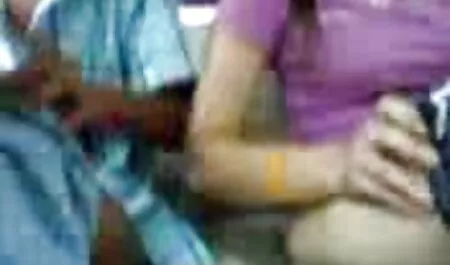 Dude je skinuo zrelu kuju u filmeporno cu travestiti vrtu dok masturbira