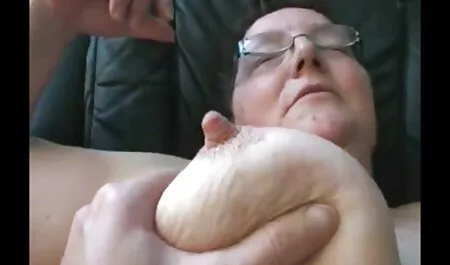 Divno pušenje u srednjoj školi s šarmantnom ruskom pilićem. Ova ljepotica s velikim sisama voli filmeporno mom sisati muškarce koji su dvostruko više od nje