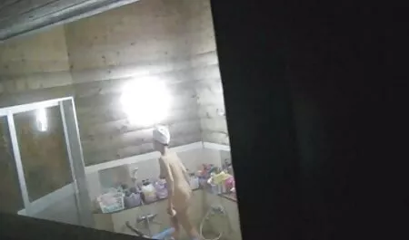 Dok njegovu ženu jebeno jebe vrući muž, muž njuška gaćice i filme porno grati masturbira svoj kurac