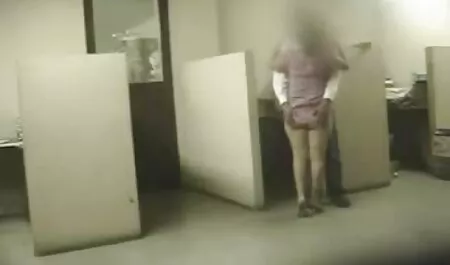 Prsata plavuša filme porno n masturbira i dobiva orgazam u krevetu