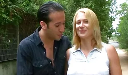 Kuhar filmeporno amatori usisava debeli penis u kuhinji
