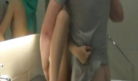 Čvrsta analna gangbang s dvije filmemporno rožnate kurve i mužjaka